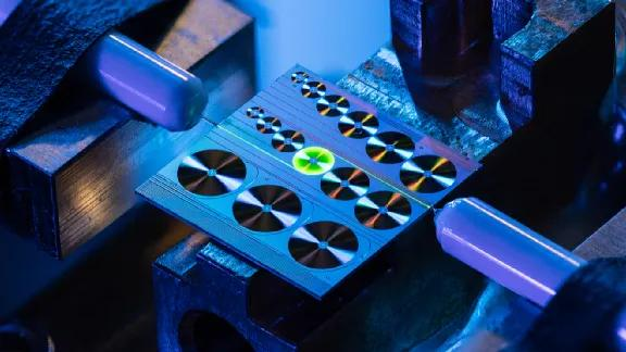基于铒离子注入的氮化硅集成波导光放大器 基于铒离子注入的氮化硅集成波导光放大器