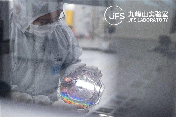 8寸硅基片上光源芯片晶圆图 8寸硅基片上光源芯片晶圆图