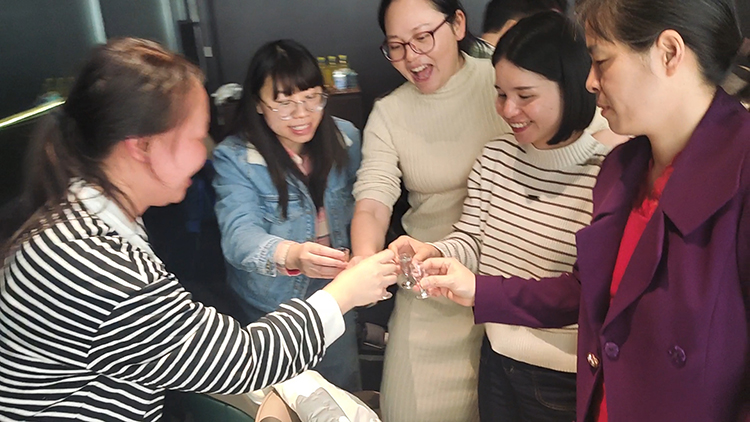年会晚宴图