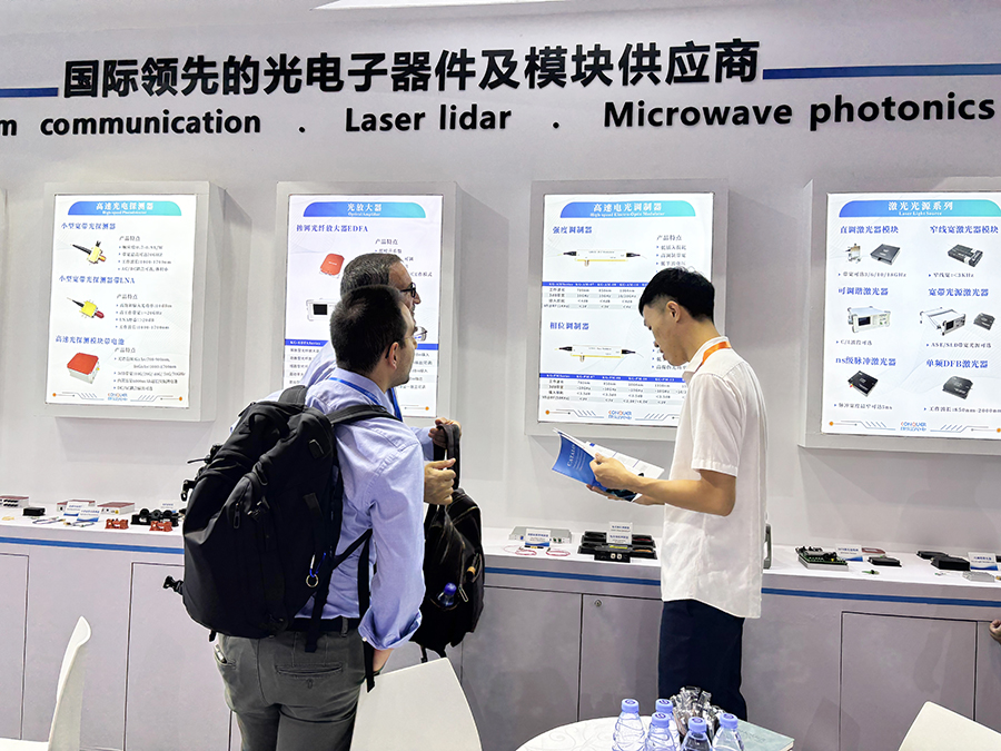 与国外参展者沟通