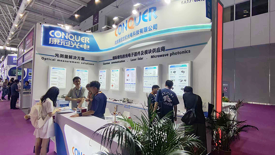 与国内参展者沟通交流图