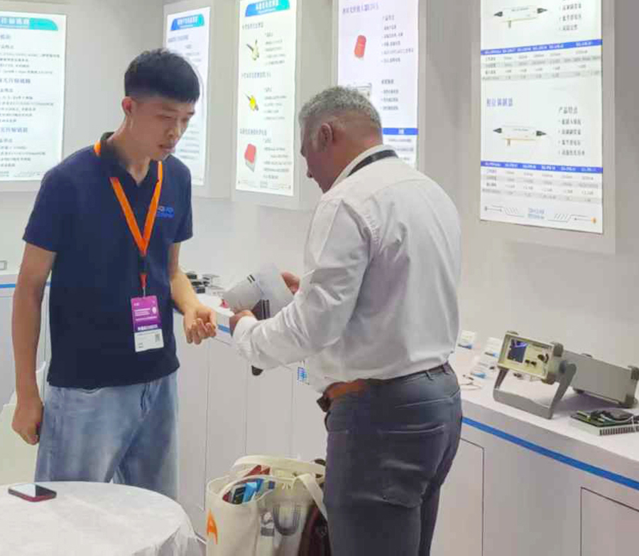 与国外参展者沟通2