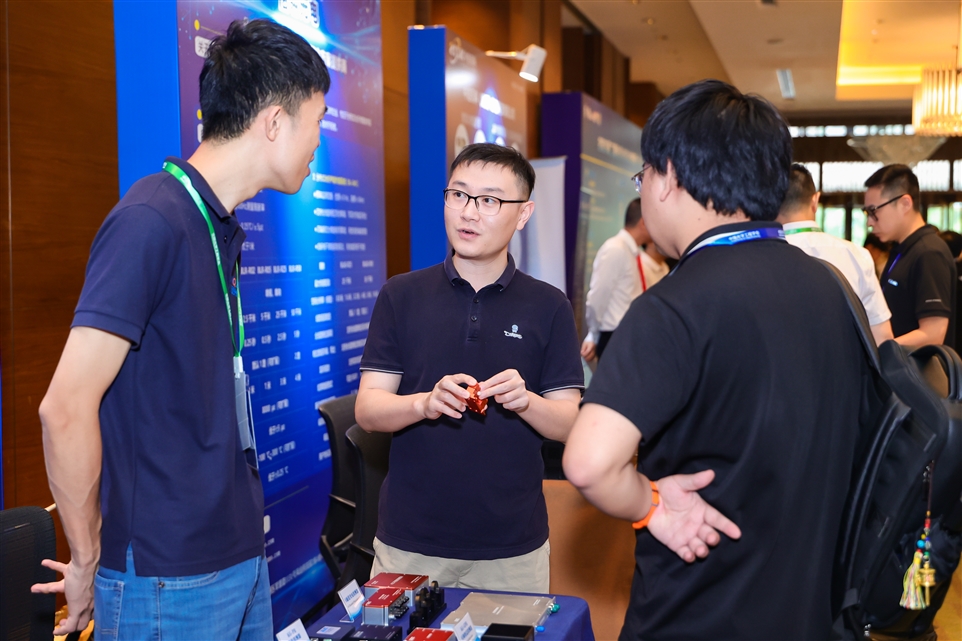 与参展者沟通图