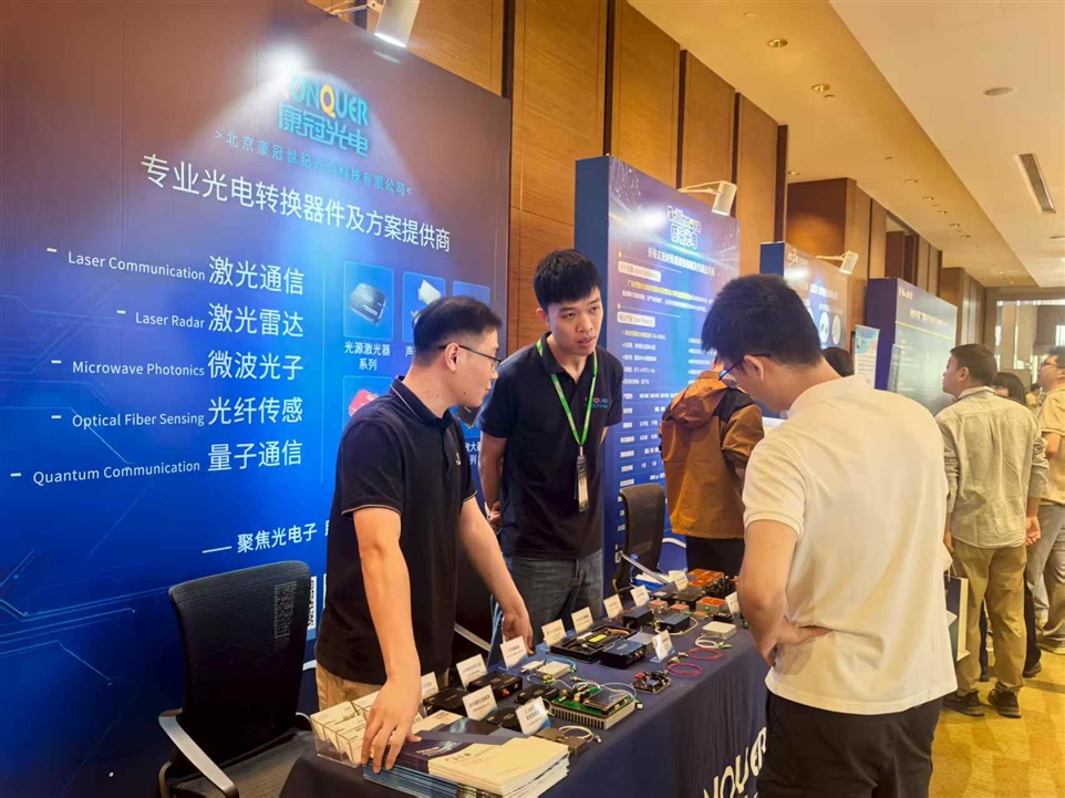 与来访参展者沟通