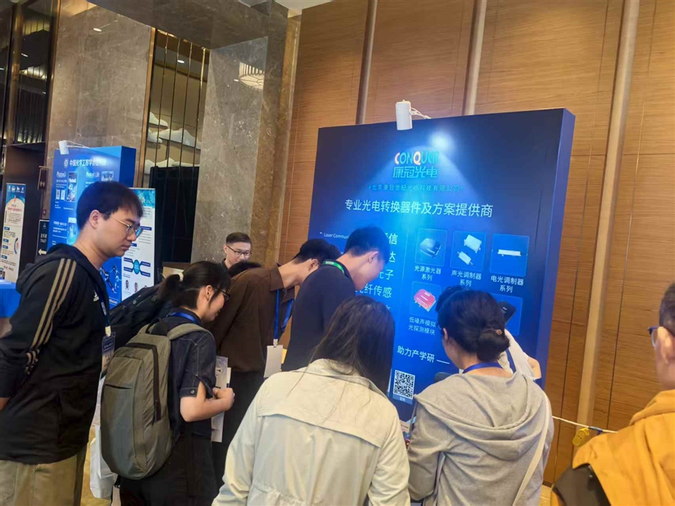 与参展者沟通交流